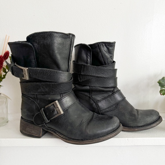 Steve Madden ‘Brewzzer’ Belted Boots - Picture 3 of 9